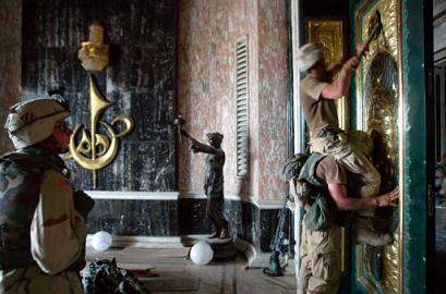 Iraq Looters. . ....