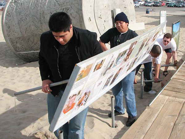 Volunteers erect wal...