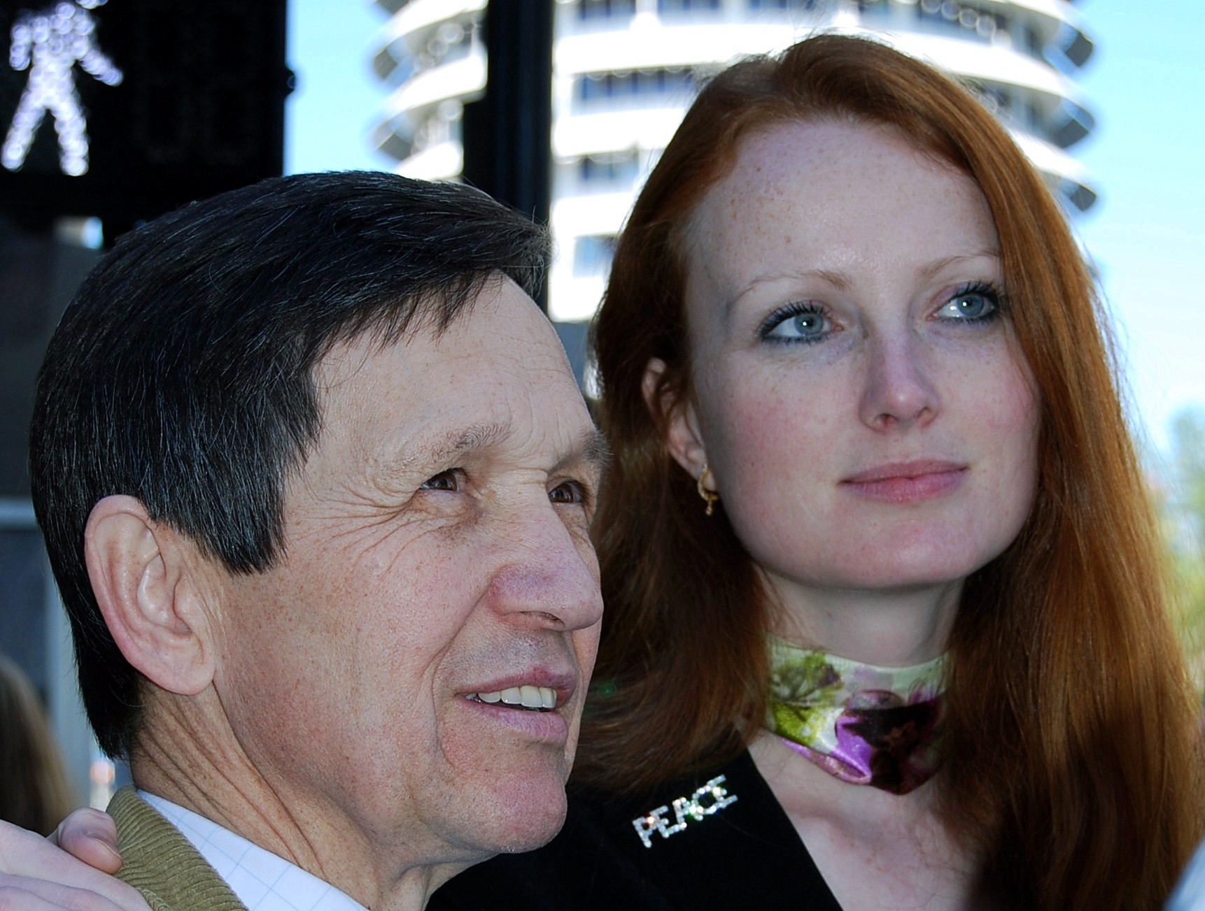 http://la.indymedia.org/uploads/2007/02/kucinich.elizabeth.militaryfamilies.speakout.awards_ceremony.2.q4up8z.jpg