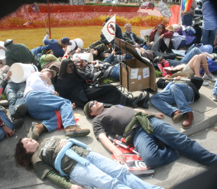 Die-in...