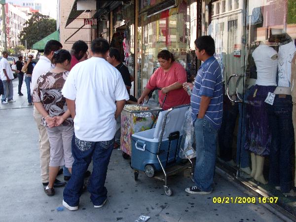 Street Hot Dog Vendo...