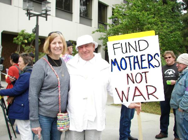 Anti-war mom Cindy S...