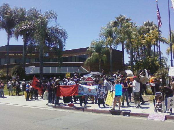 Crowd in front of po...