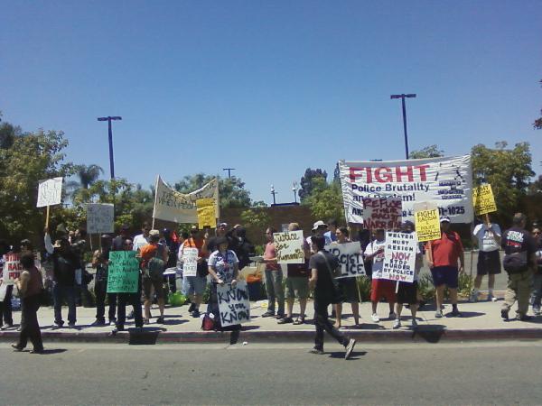 Crowd along Harbor b...