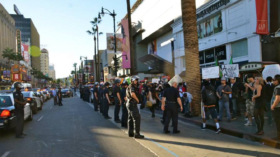 LAPD Blocks Hollywoo...